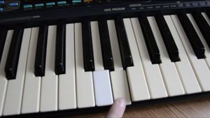 Как играть "В лесу родилась елочка" на пианино