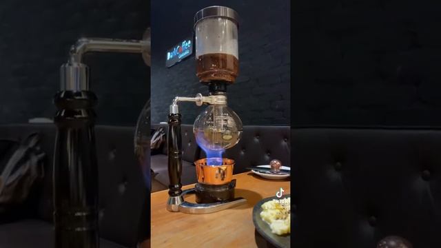 Experimentado o café da cafeteira de vidro sifão