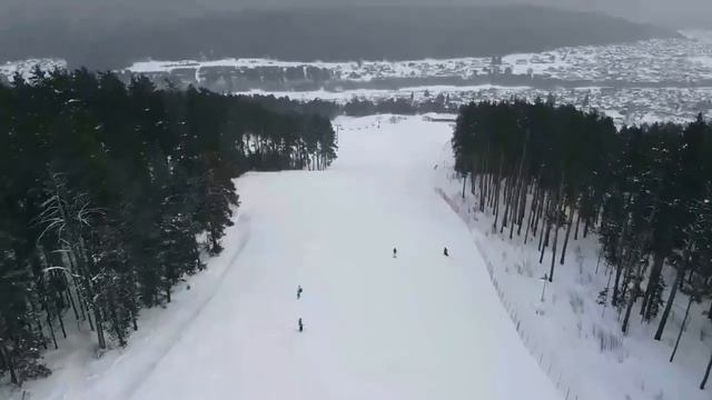 Мраткино. Обзор с дрона спуска на сноуборде и горных лыжах с цветным дымом. смотреть онлайн