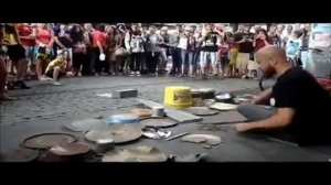 Уличный музыкант удивил прохожих