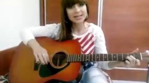 Девушка красиво пает под гитару