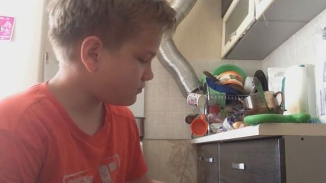 Шок!Денис ест бич-пакет Роллтон и нюхает его приправу смотреть онлайн