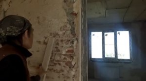 Гипсовая штукатурка не ровной стены.  Старый фонд.