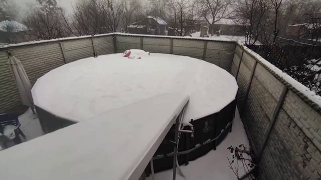 Катаемся на ледяной горке в каркасном бассейне intex смотреть онлайн