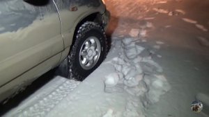 Шеви Нивы, Джип Чероки и Фольксваген Туарег по жёсткому снегу. (Jeep Cherokee, Volkswagen Touareg)