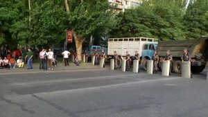 В Ереване захватчики полицейского участка освободили заложников, но сами отказываются сдаваться