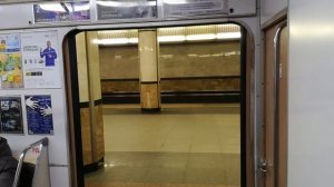 Минский метрополитен, два поезда прибывают на станцию Каменная горка