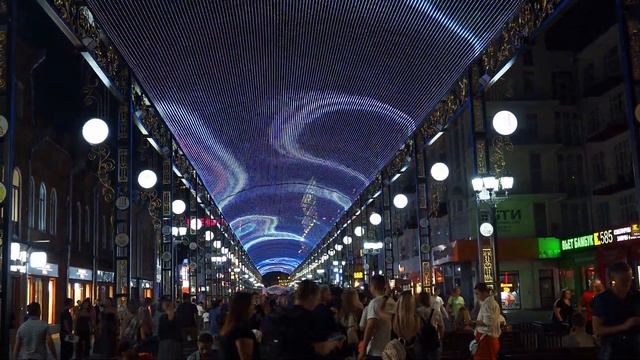 Накануне 300-летия Екатеринбурга: экран длиной 300 метров над улицей Вайнера смотреть онлайн