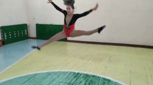 jump split прыжок в поперечный шпагат