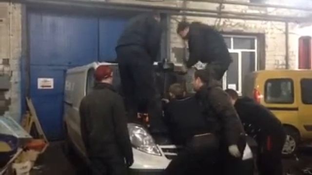 Nissan Primastar - демонтаж (замена) форсунки смотреть онлайн