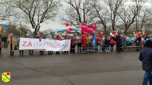 Колонны первомайского шествия в пгт. Кировский
