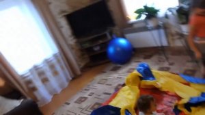 Надуваем батут замок большой Для девочек