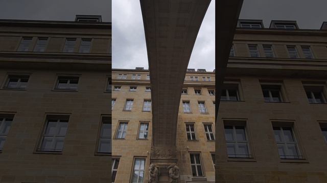 Filigrane Verbindungsbrücke mit vier Atlanten in Berlin Mitte #architektur #walk #spaß #sightseeing