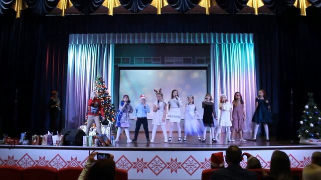 Новый год, ёлка, шарики, хлопушки смотреть онлайн