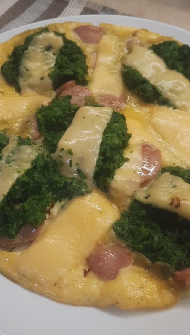 Тонкий омлет со шпинатом и сосисками ????