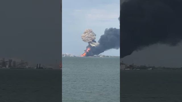 Момент прилёта по железнодорожному парому с топливными цистернами на Таманском полуострове в порту "