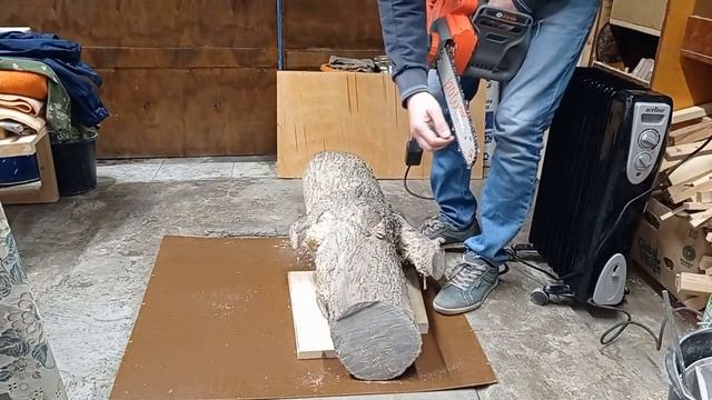 Бревно на доски, электропила в мастерской