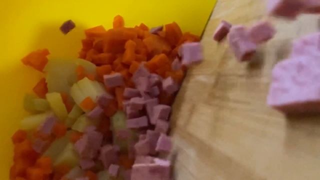 Салат Оливье классический рецепт! Новогодний салат ОЛИВЬЕ! Советский салат никогда не устаю есть эт