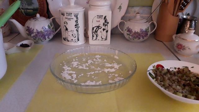 Заливной пирог с маринованным огурцом . Рецепт теста на молоке .