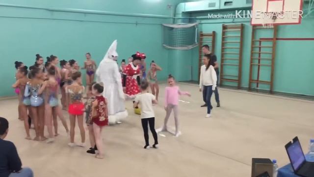Дед Мороз Снегурочка Мини Маус на соревнованиях по Художественной гимнастике смотреть онлайн