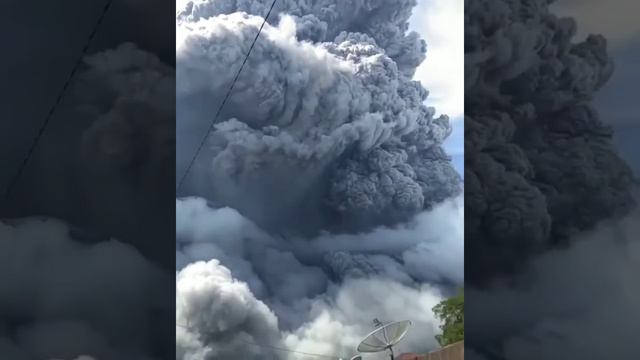 Мощное извержение вулкана Синабунг в Индонезии попало на видео