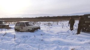 Двухмоторная полноприводная Ока 4х4 бороздит заснеженное поле с внедорожниками.