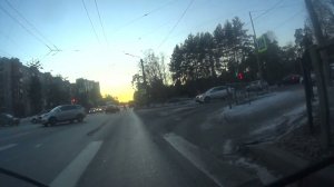 Еду на велосипеде вдоль Ольгинского пруда.