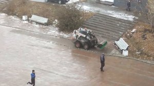 MIX Бобкет подметает свежевыпавший снег