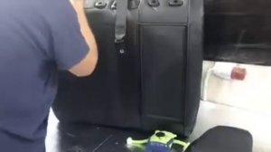 Бережная установка чехлов на заднее сиденье. Правильный монтаж модельных авто-чехлов