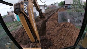 Копаем траншею под водопровод.