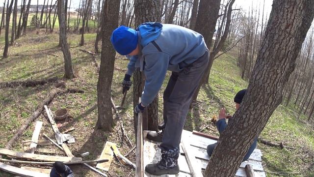 СТРОИМ ДОМ НА ДЕРЕВЕ СВОИМИ РУКАМИ / ( Часть 1) смотреть онлайн