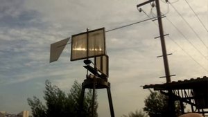 Ветряк вертикальный с лопастями, изменяющими угол атаки при вращении.