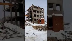 демонтаж здания экскаватором при помощи клыка с компанией Сносим.ком