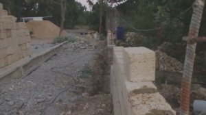 Кладка забора из ракушки.