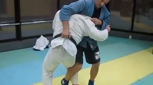 Задняя подножка с захватом за отворот и пояс на спине.