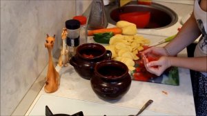 Мясо в горшочках с сыром