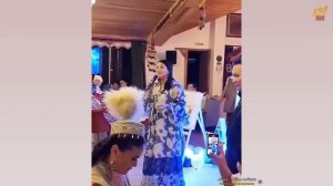 ?Как красиво Светлана Айтбаева мама Димаша  поёт на свадьбе   ✯SUB✯