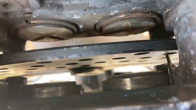 Suzuki Gsx600f (Daily) ‘93, Front brake pads tutorial смотреть онлайн