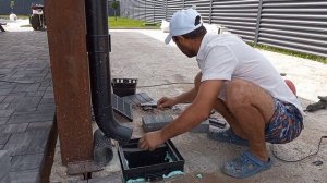 как заменить сломанный дождеприёмник? если он в бетоне.