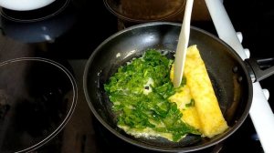 Яичница со шпинатом и сыром.