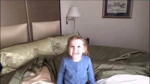 Катя и Макс играют мыльными пузырями КФ Мисс Кэти и Мистер Макс Miss Katy Mister Max