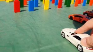 Разбиваем костяшки домино машинками