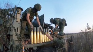 Расчет Долбит из 57-мм Автоматических Зенитных Орудий С-60 Выполняя Огневые Задачи