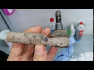 Замена левой рулевой тяги с наконечником на Skoda Fadia, Шкода Фабия 1.6 CFNA.