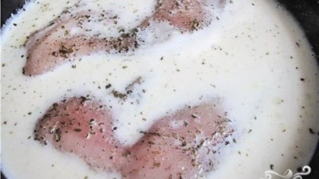 Куриная грудка в молоке на сковороде. Грудка в молоке на сковороде. Куриная грудка в Молочном соусе на сковороде. Куриное филе в молоке на сковороде. Молочная грудка