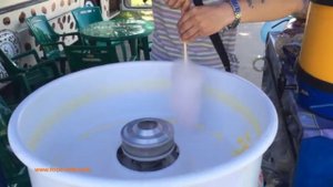 Как крутить сладкую вату с вкусовыми добавками?