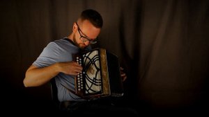 Одинокая бродит гармонь на гармони