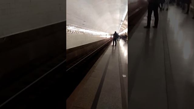 Прибытие поезда на станцию "Смоленская" АПЛ