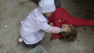 Дети играют в доктора. Доктор Настя ставит укол и делает осмотр