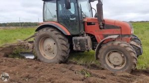 Работа тракторов, ДТ-75 укладка плит, продолжение первого видео, МТЗ и Кировец вспашка полей.